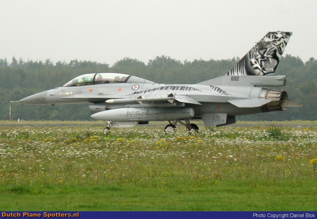 692 General Dynamics F-16 Fighting Falcon MIL - Norway Royal Air Force by Daniel Blok