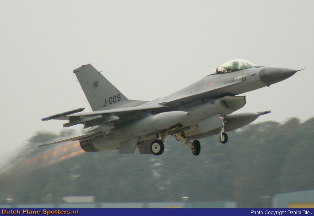 J-009 General Dynamics F-16 Fighting Falcon MIL - Dutch Royal Air Force by Daniel Blok