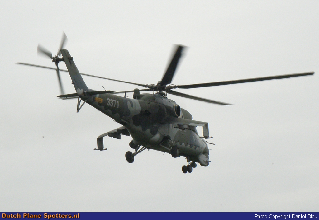 3371 Mil Mi-35 Hind MIL - Czech Republic Air Force by Daniel Blok