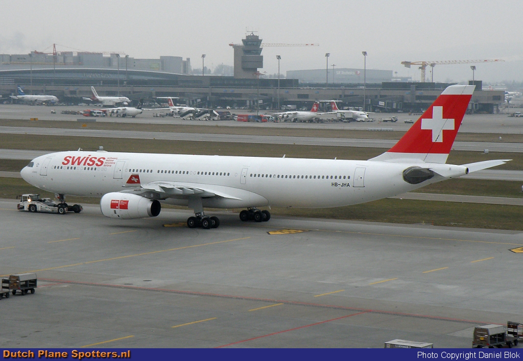 HB-JHA Airbus A330-300 Swiss International Air Lines by Daniel Blok