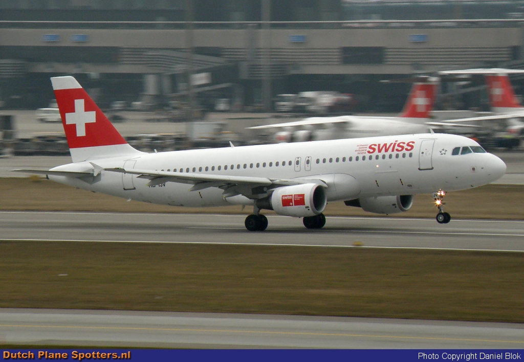 HB-IJV Airbus A320 Swiss International Air Lines by Daniel Blok