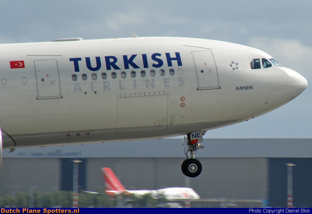 TC-JNE Airbus A330-200 Turkish Airlines by Daniel Blok