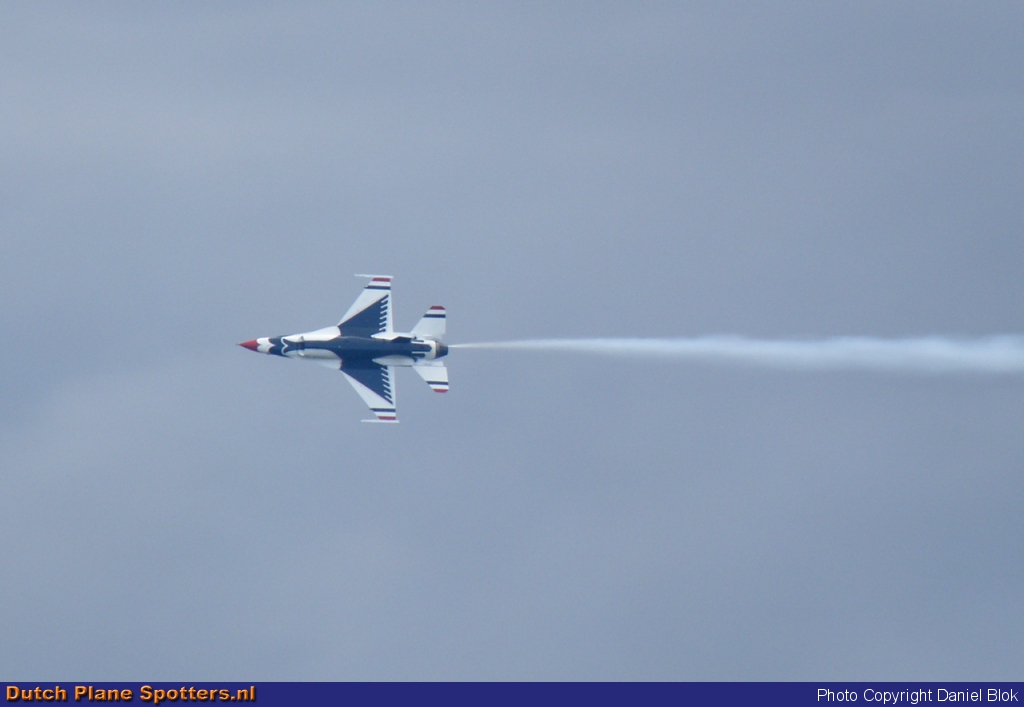 92-3898 General Dynamics F-16 Fighting Falcon MIL - US Air Force (Thunderbirds) by Daniel Blok