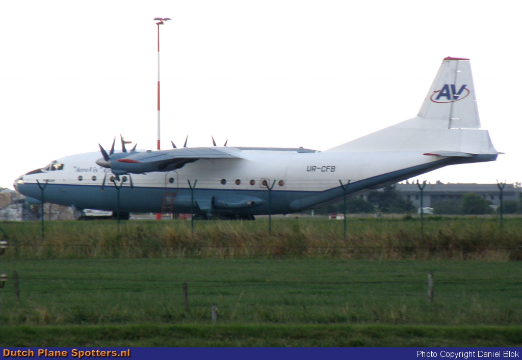 UR-CFB Antonov An-12 Aerovis Airlines by Daniel Blok