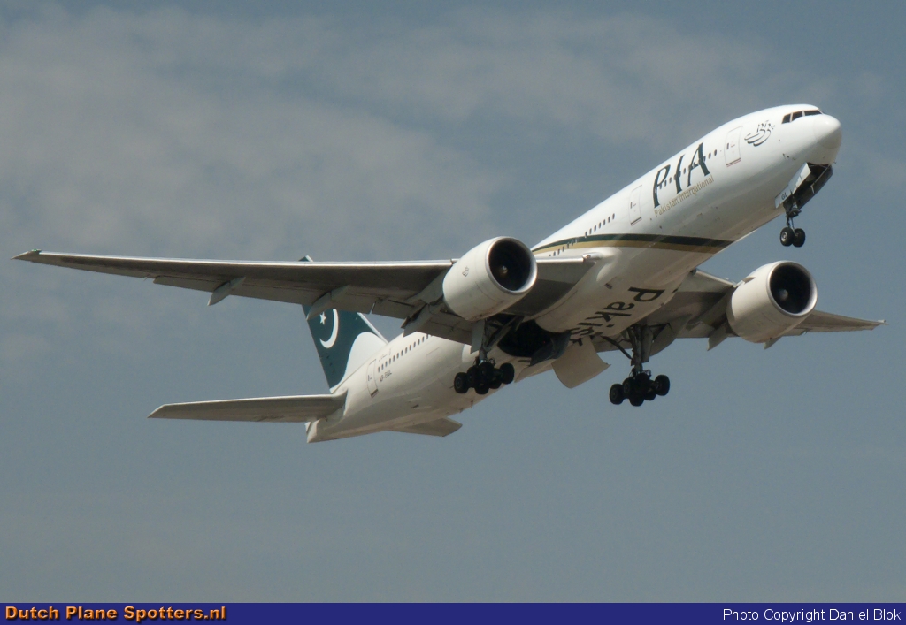 AP-BGL Boeing 777-200 PIA Pakistan International Airlines by Daniel Blok