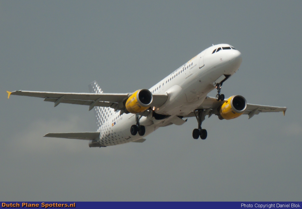 EC-FNR Airbus A320 Vueling.com by Daniel Blok