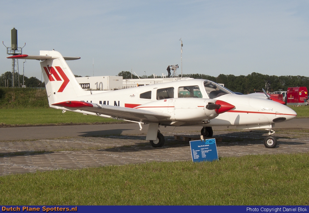 PH-MLN Piper PA-44 Seminole Martinair Vliegschool by Daniel Blok