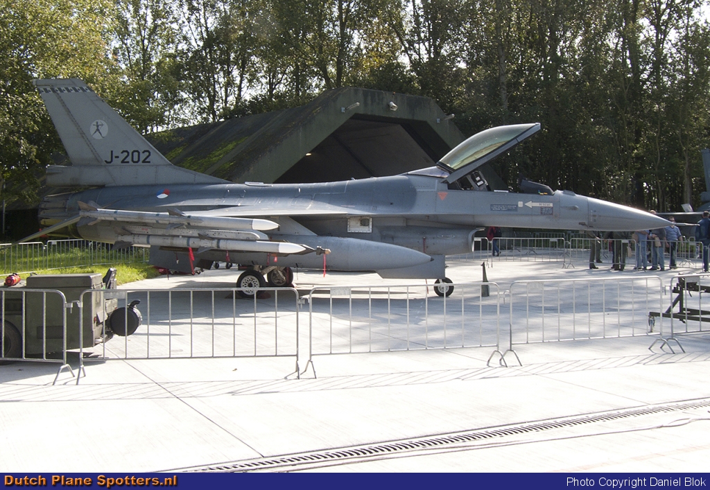 J-202 General Dynamics F-16 Fighting Falcon MIL - Dutch Royal Air Force by Daniel Blok
