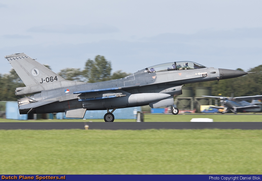 J-064 General Dynamics F-16 Fighting Falcon MIL - Dutch Royal Air Force by Daniel Blok