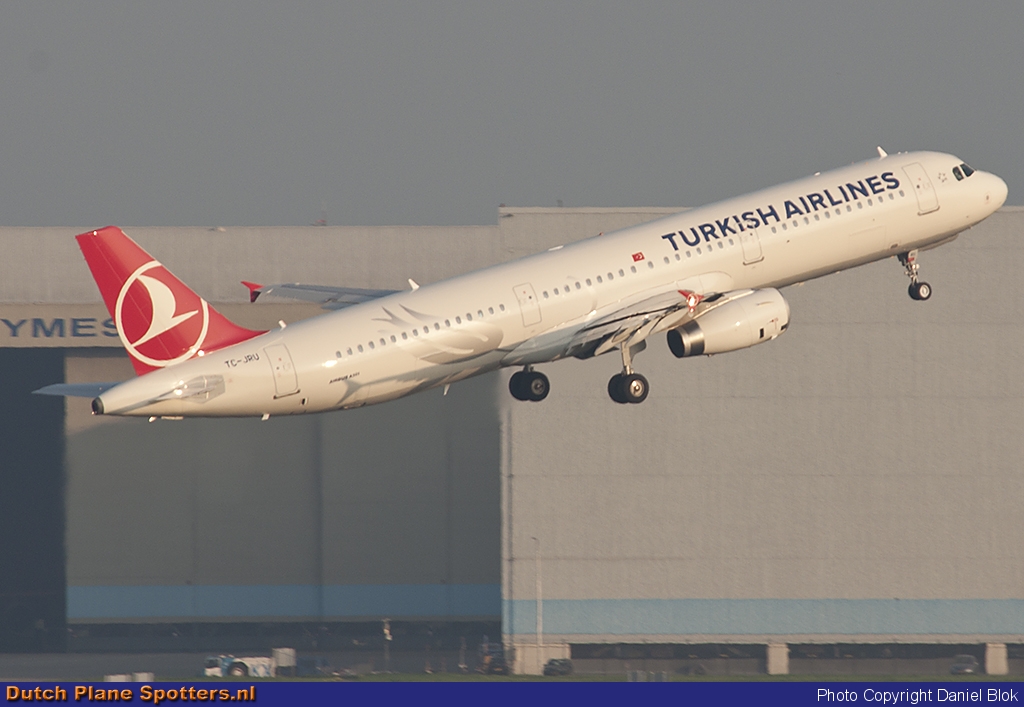 TC-JRU Airbus A321 Turkish Airlines by Daniel Blok