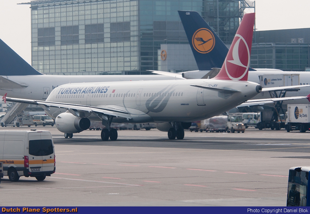 TC-JRV Airbus A321 Turkish Airlines by Daniel Blok