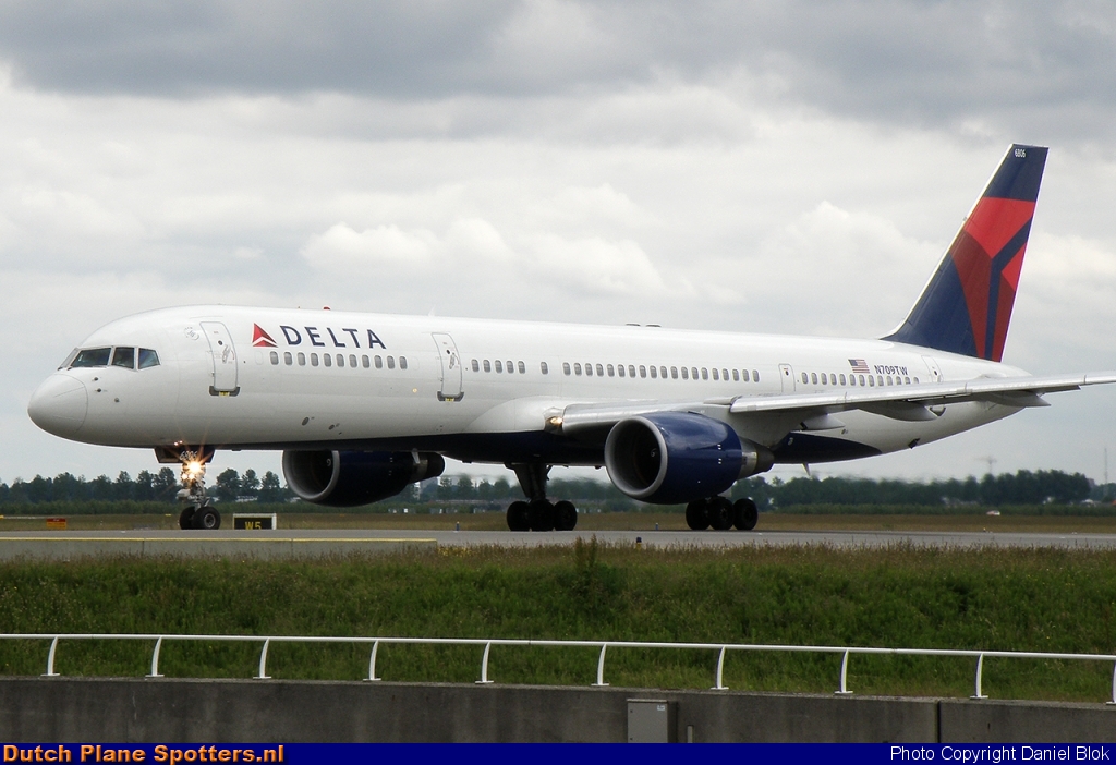 N709TW Boeing 757-200 Delta Airlines by Daniel Blok