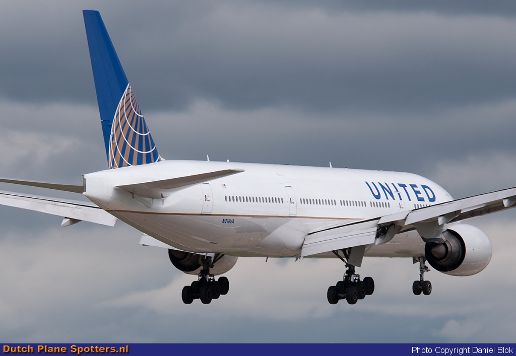 N216UA Boeing 777-200 United Airlines by Daniel Blok