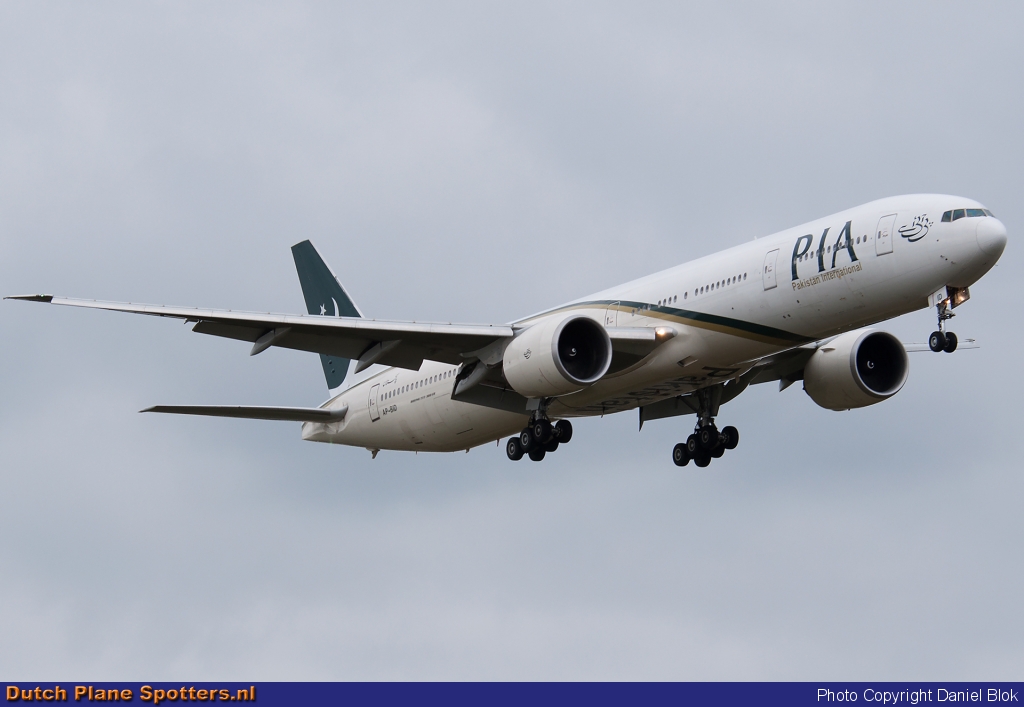 AP-BID Boeing 777-300 PIA Pakistan International Airlines by Daniel Blok
