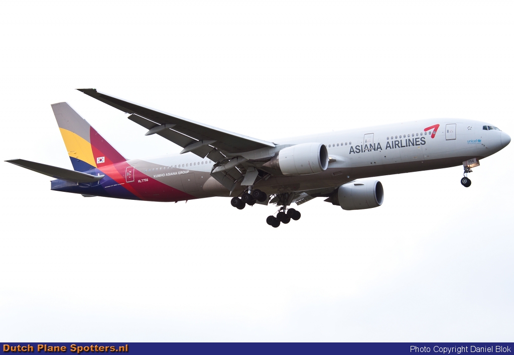 HL7756 Boeing 777-200 Asiana Airlines by Daniel Blok