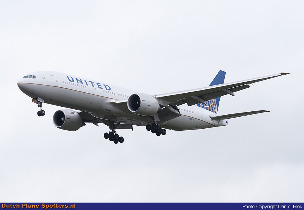 N69020 Boeing 777-200 United Airlines by Daniel Blok