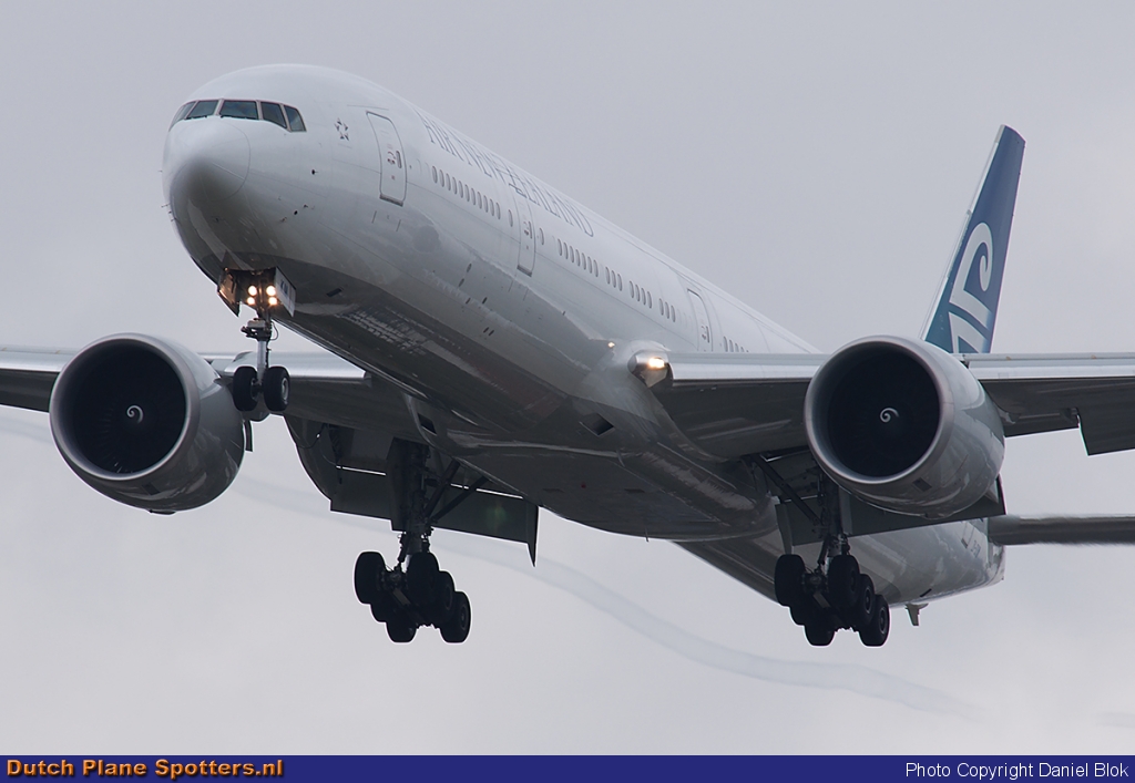 ZK-OKM Boeing 777-200 Air New Zealand by Daniel Blok