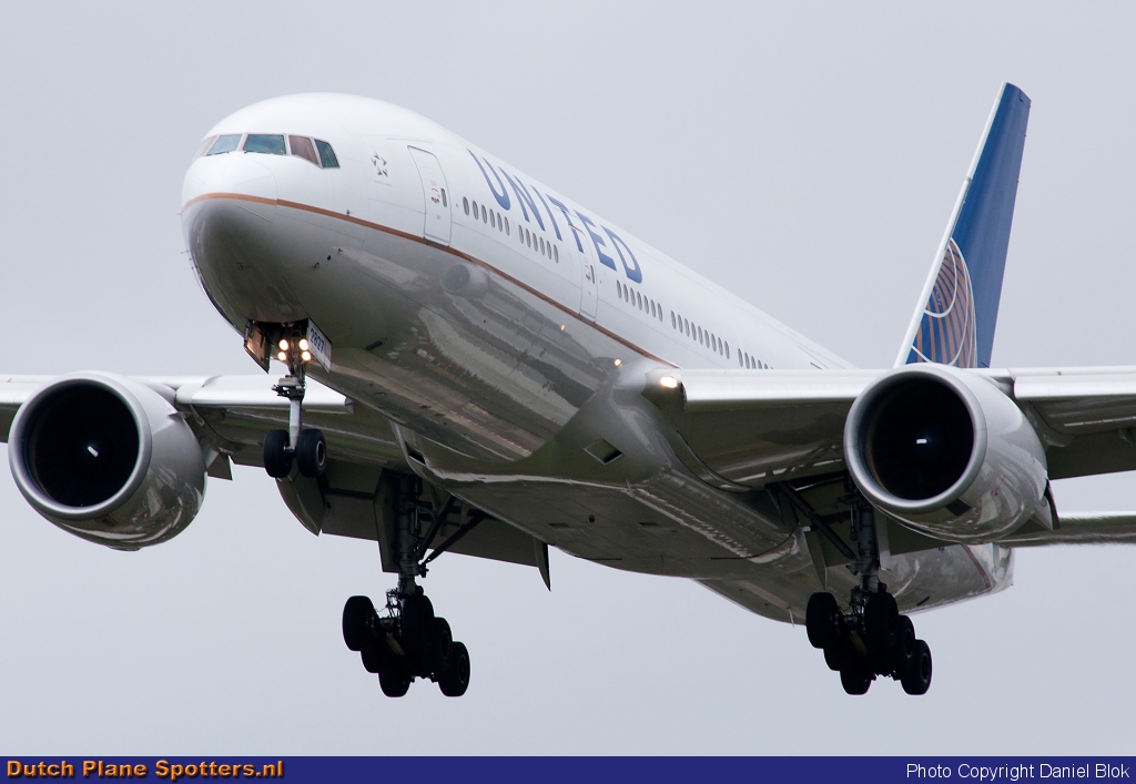 N227UA Boeing 777-200 United Airlines by Daniel Blok