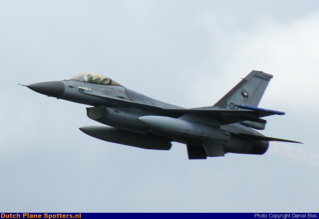 J-017 General Dynamics F-16 Fighting Falcon MIL - Dutch Royal Air Force by Daniel Blok