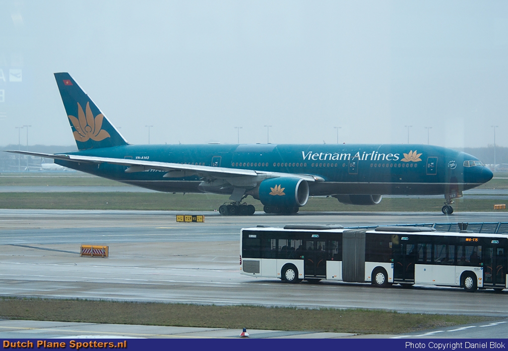 VN-A143 Boeing 777-200 Vietnam Airlines by Daniel Blok