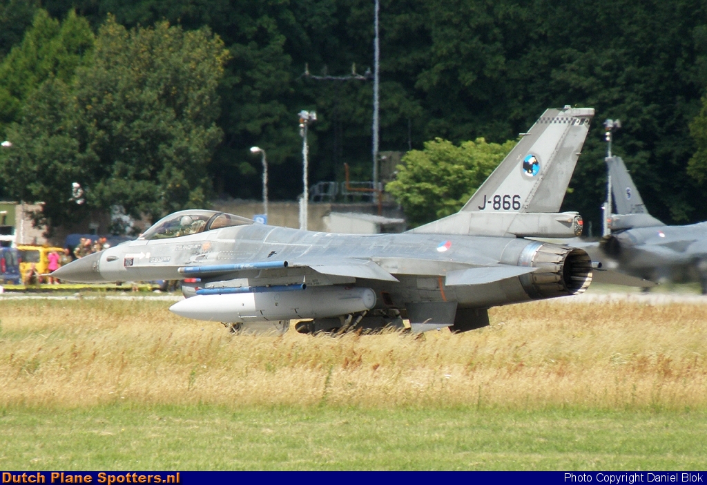 J-866 General Dynamics F-16 Fighting Falcon MIL - Dutch Royal Air Force by Daniel Blok