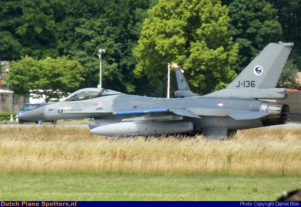 J-136 General Dynamics F-16 Fighting Falcon MIL - Dutch Royal Air Force by Daniel Blok