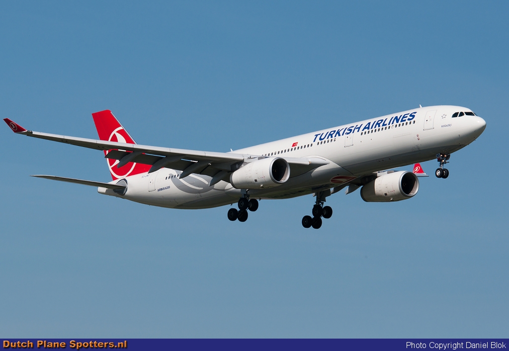 TC-JNO Airbus A330-300 Turkish Airlines by Daniel Blok