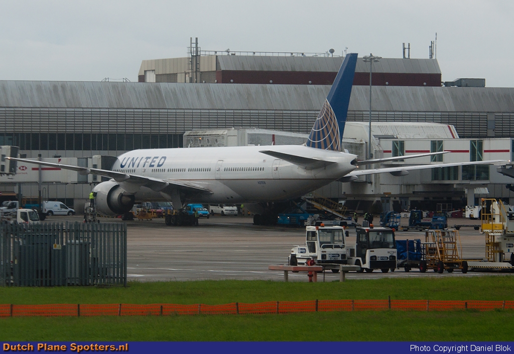 N37018 Boeing 777-200 United Airlines by Daniel Blok