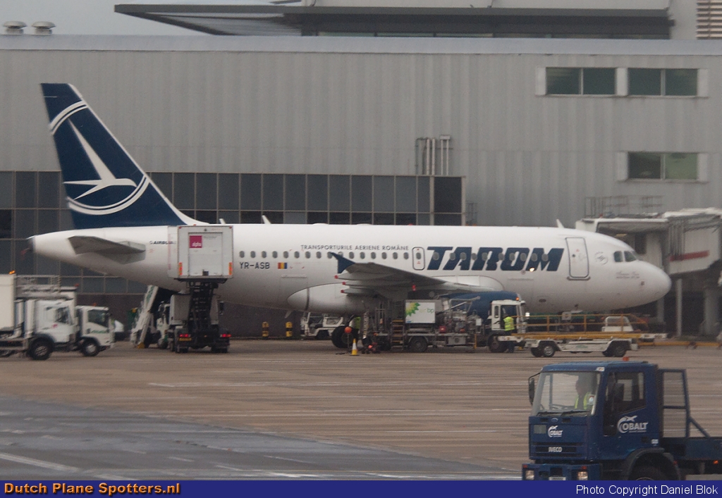 YR-ASB Airbus A318 TAROM by Daniel Blok
