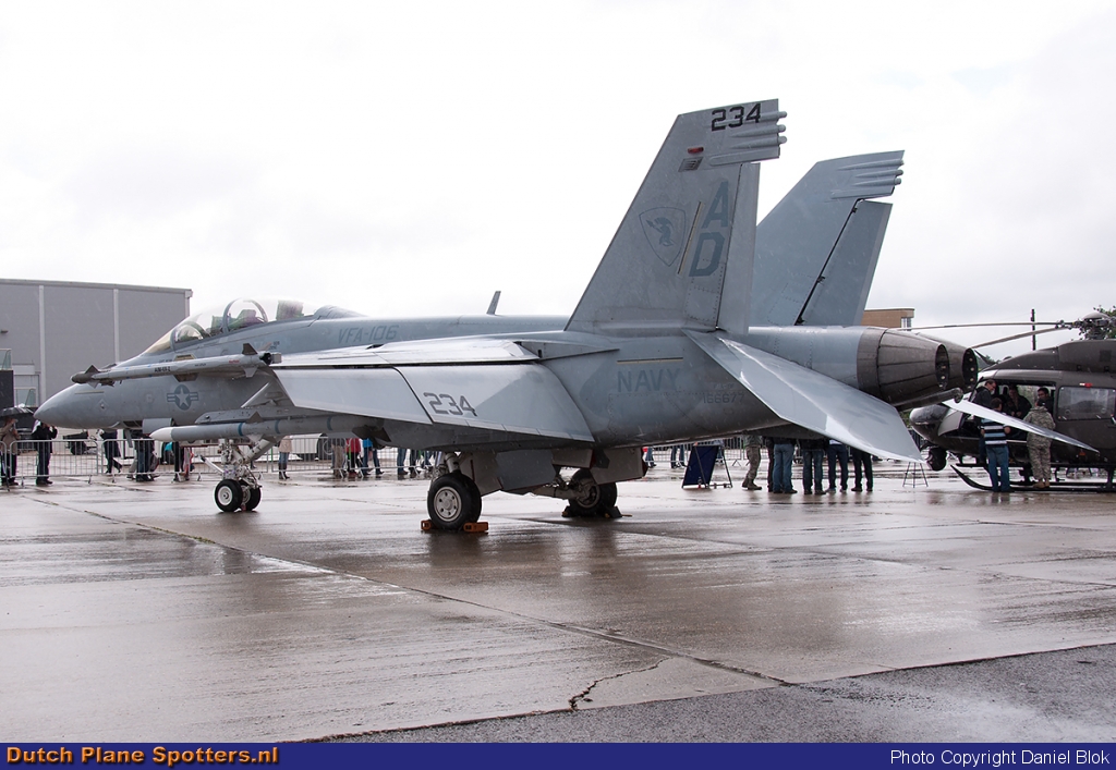166677/AD-234 McDonnell Douglas F-18 Hornet MIL - US Marine Corps by Daniel Blok