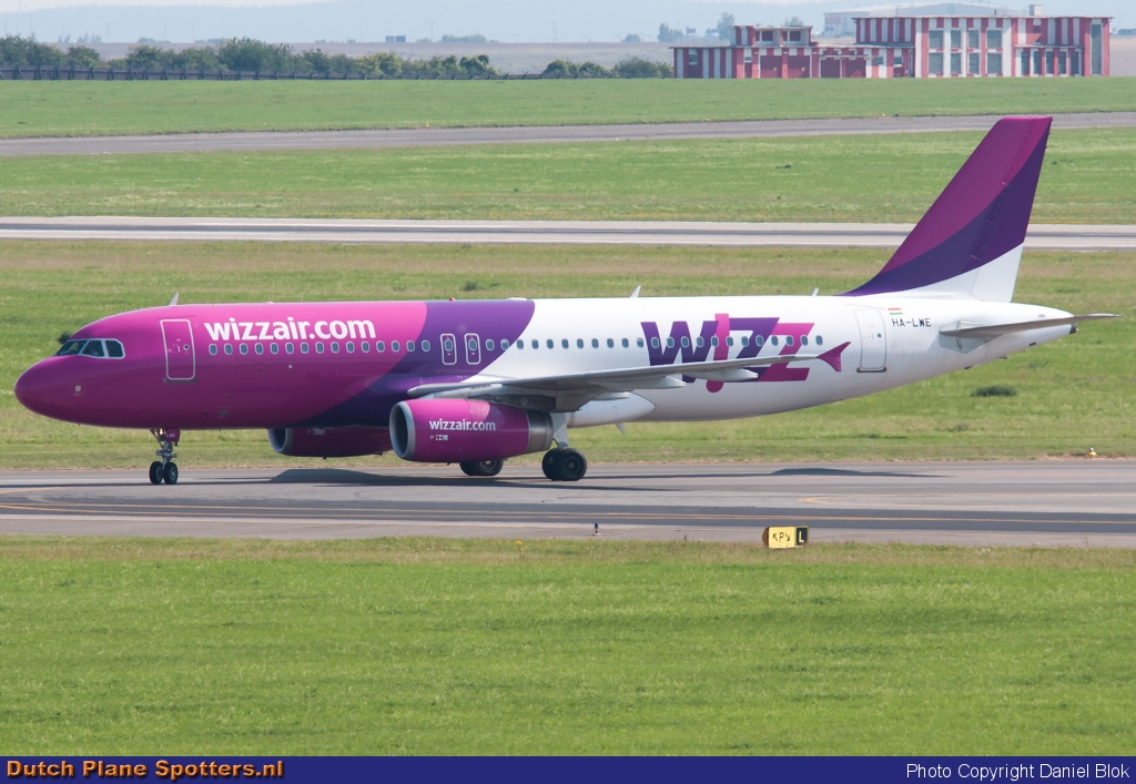 HA-LWE Airbus A320 Wizz Air by Daniel Blok