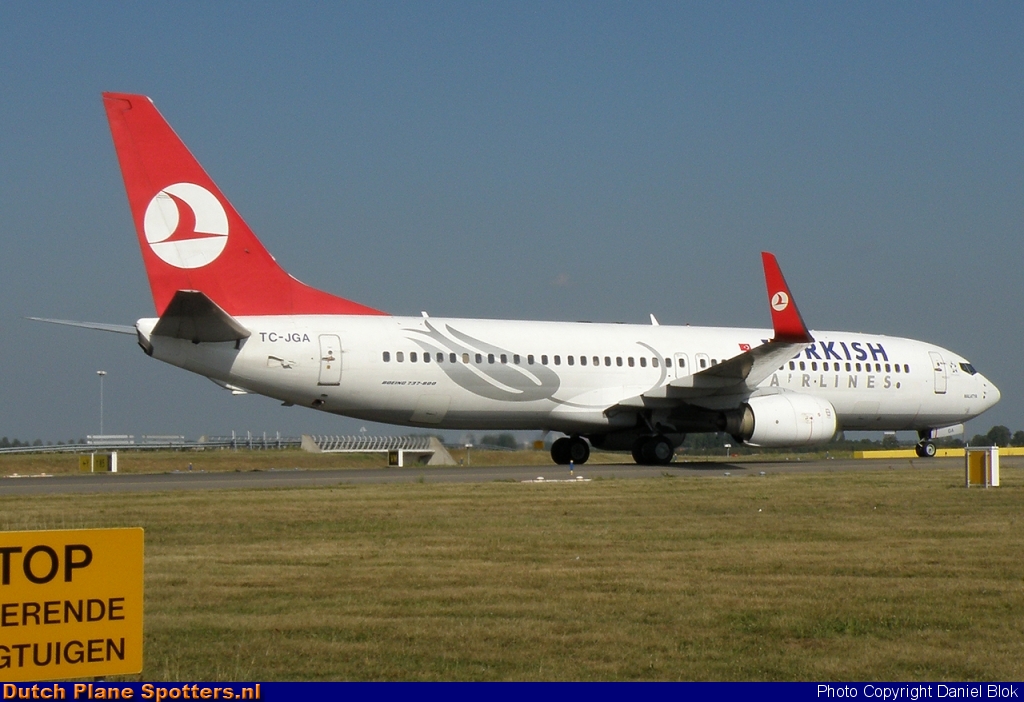 TC-JGA Boeing 737-800 Turkish Airlines by Daniel Blok