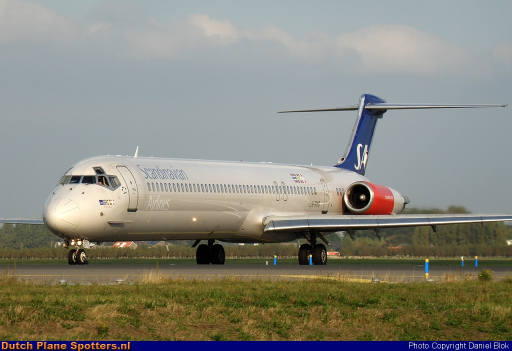 LN-RMO McDonnell Douglas MD-82 SAS Scandinavian Airlines by Daniel Blok