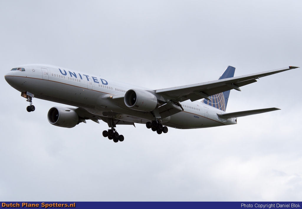 N220UA Boeing 777-200 United Airlines by Daniel Blok
