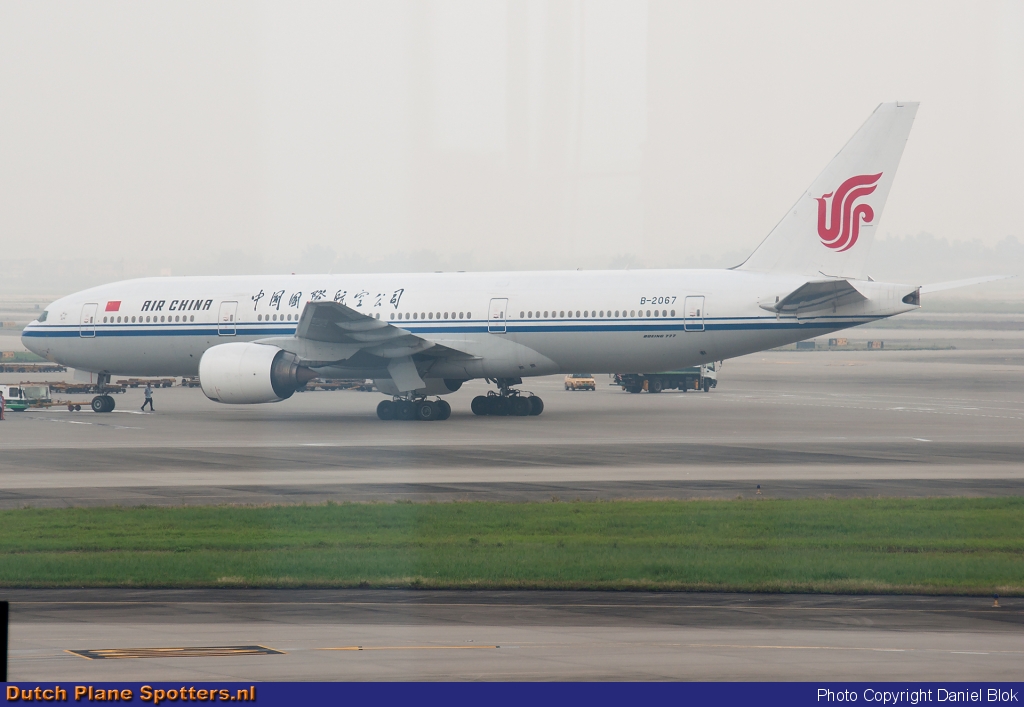 B-2067 Boeing 777-200 Air China by Daniel Blok