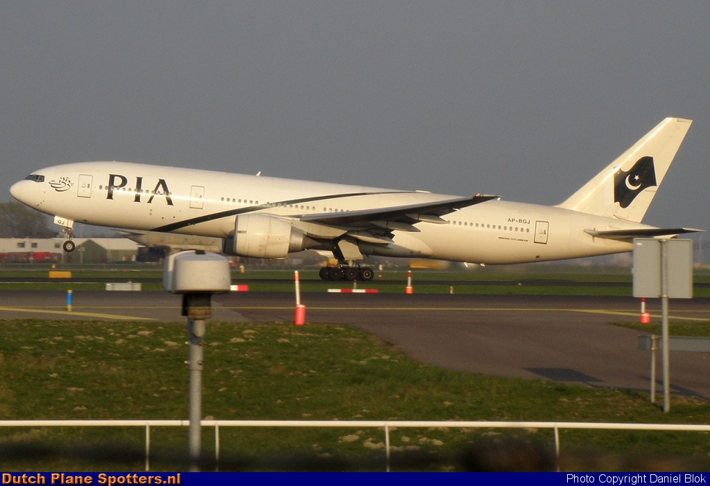 AP-BGJ Boeing 777-200 PIA Pakistan International Airlines by Daniel Blok