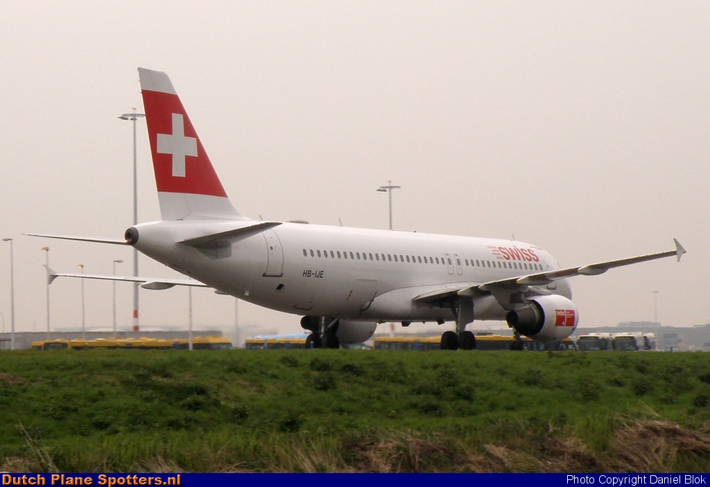 HB-IJE Airbus A320 Swiss International Air Lines by Daniel Blok