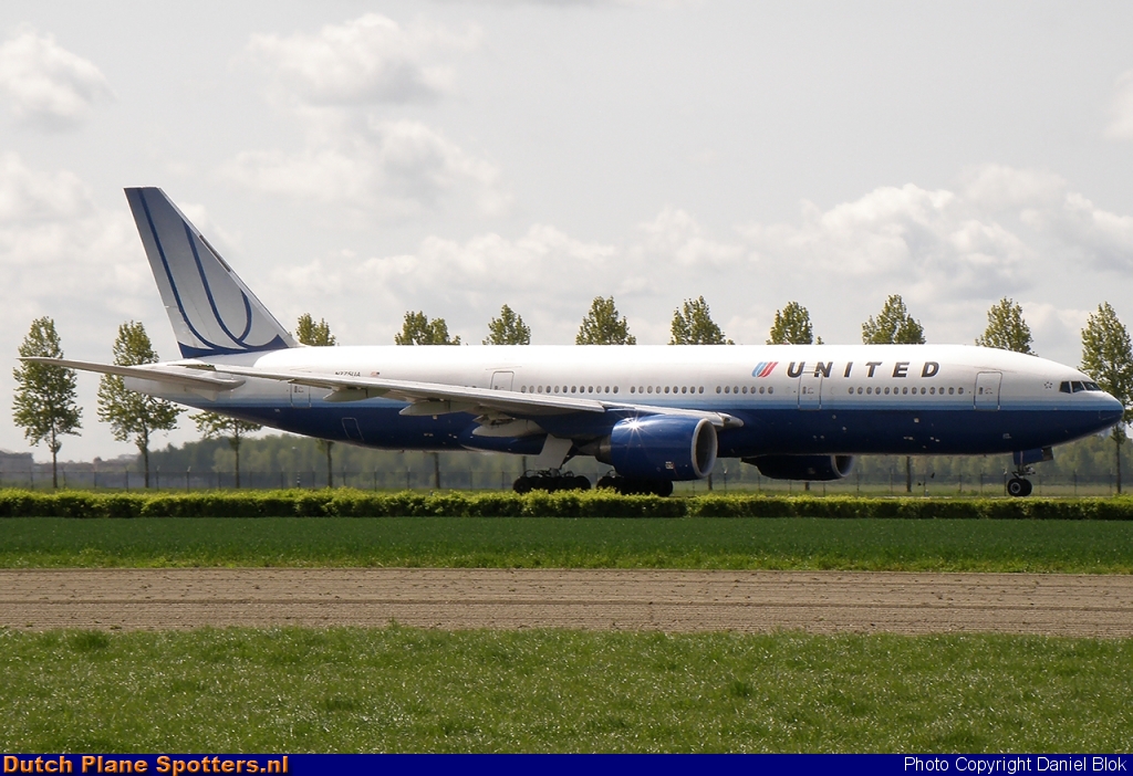 N775UA Boeing 777-200 United Airlines by Daniel Blok