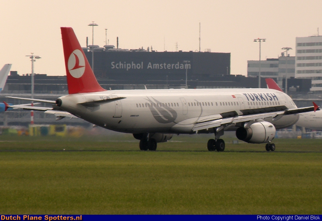 TC-JRL Airbus A321 Turkish Airlines by Daniel Blok