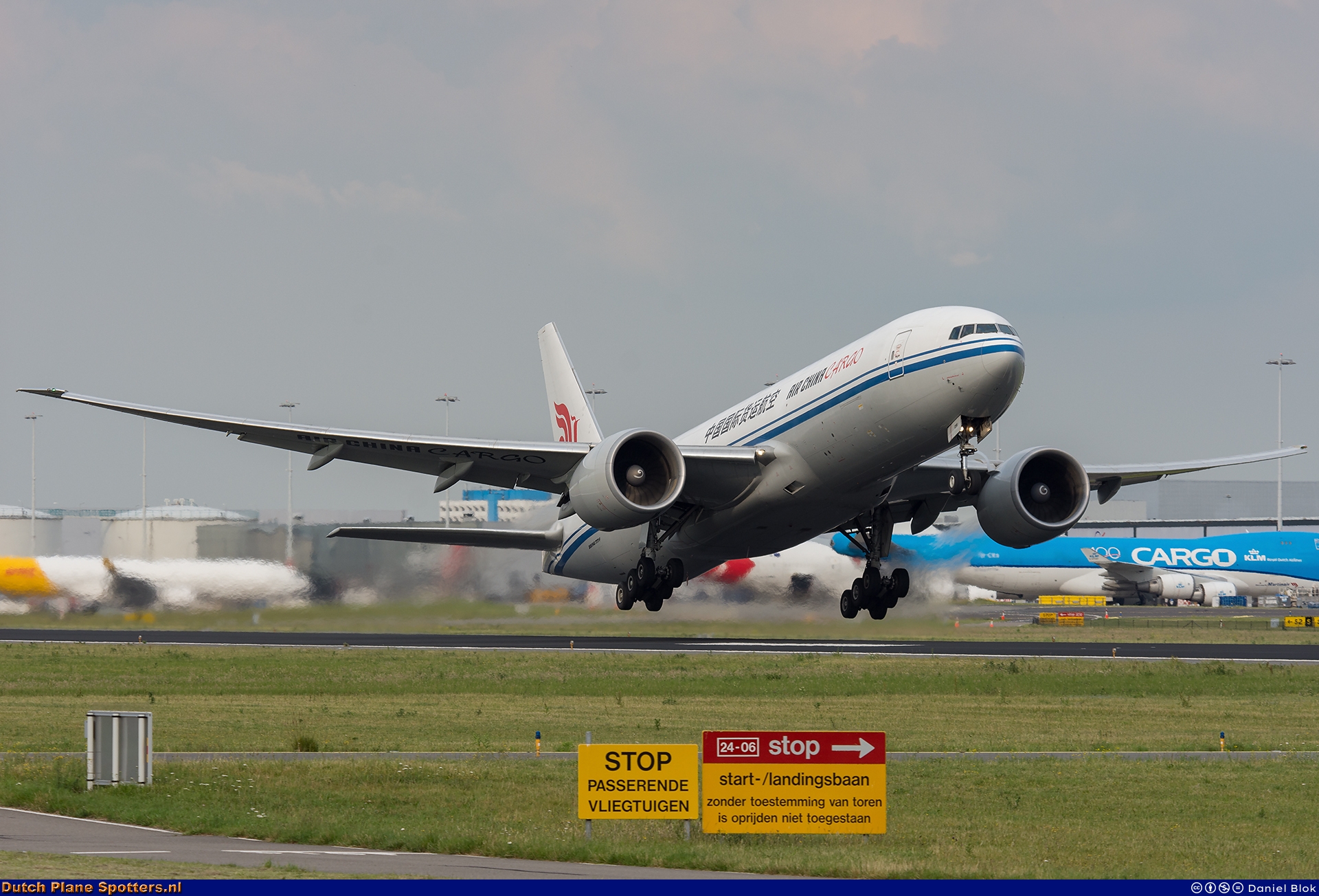 B-2098 Boeing 777-F Air China Cargo by Daniel Blok