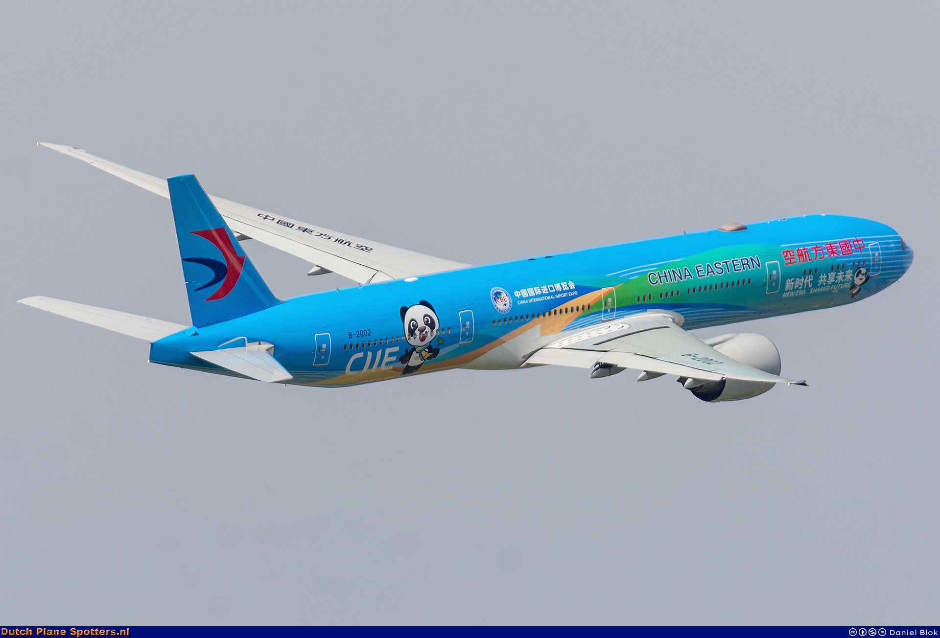 B-2002 Boeing 777-300 China Eastern Airlines by Daniel Blok