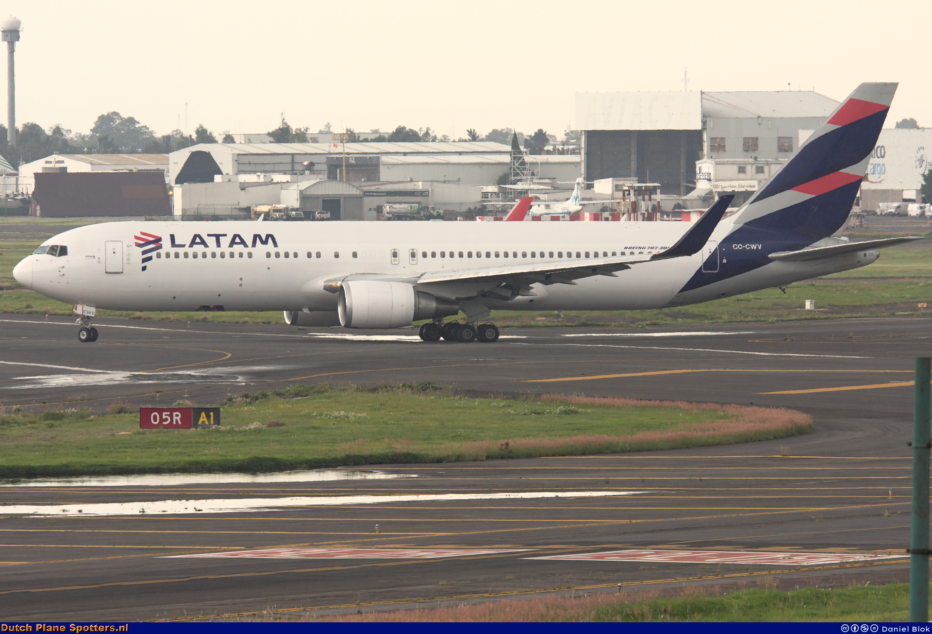 CC-CWV Boeing 767-300 LATAM Airlines Chile by Daniel Blok