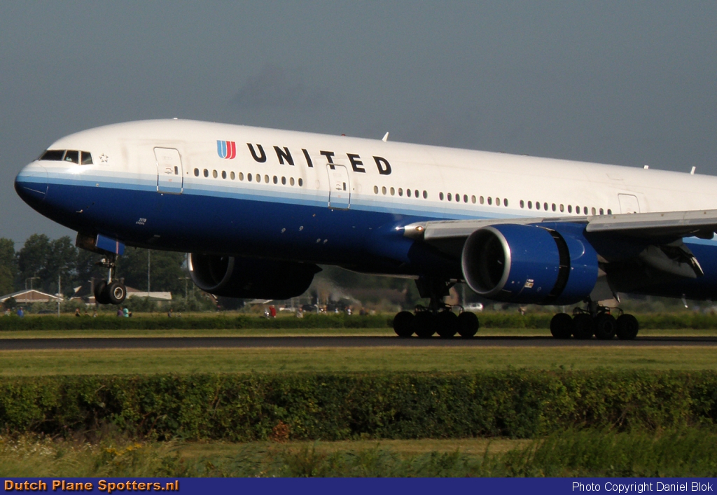 N778UA Boeing 777-200 United Airlines by Daniel Blok