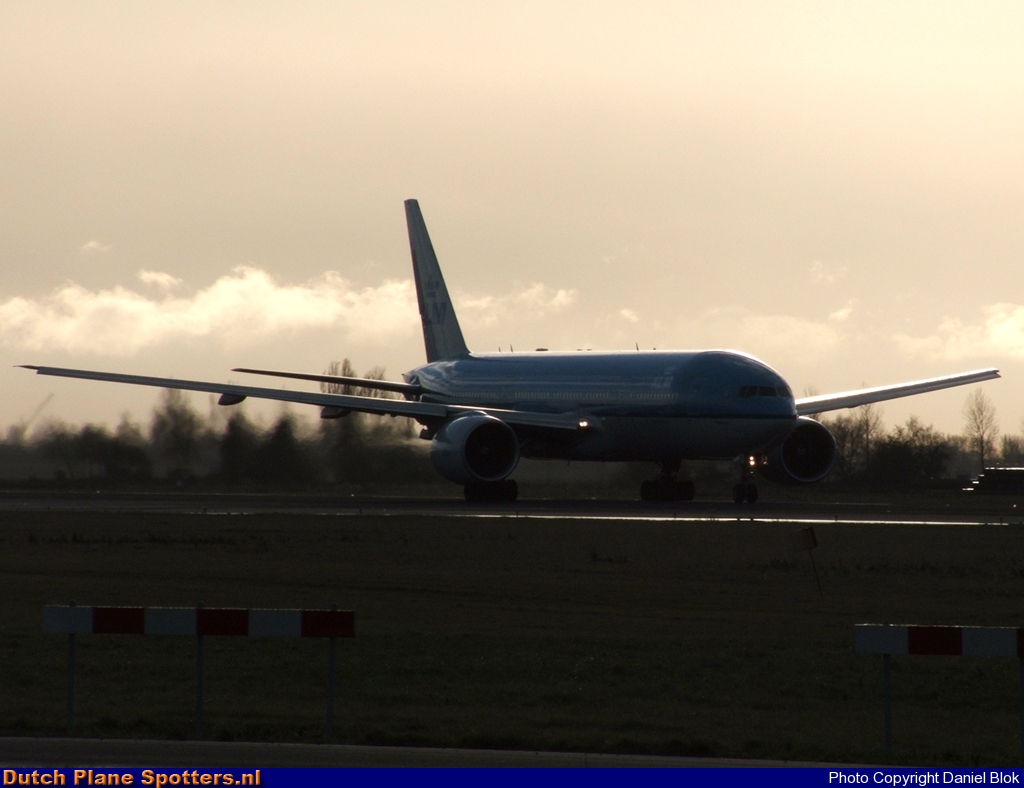  Boeing 777-200 KLM Royal Dutch Airlines by Daniel Blok