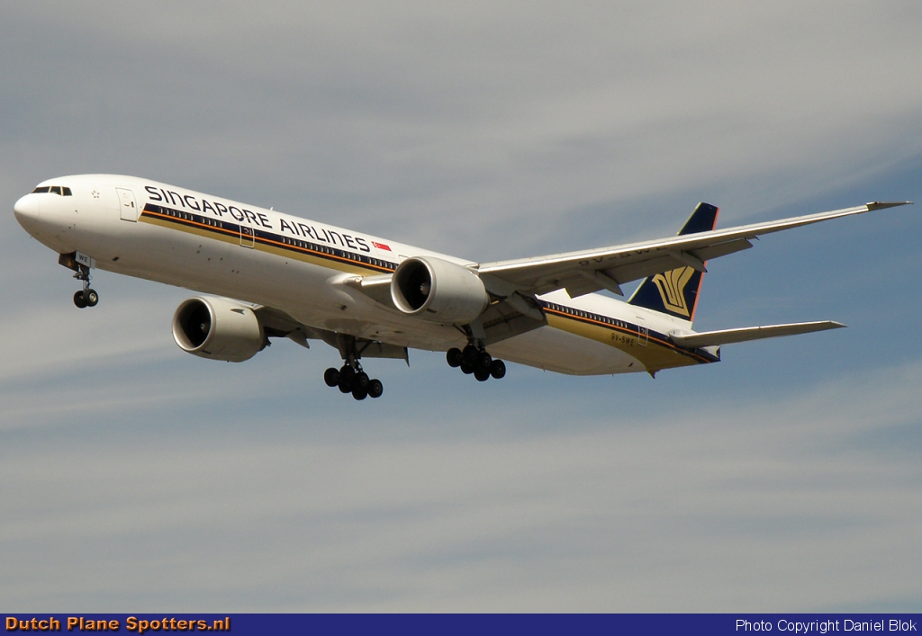 9V-SWE Boeing 777-300 Singapore Airlines by Daniel Blok