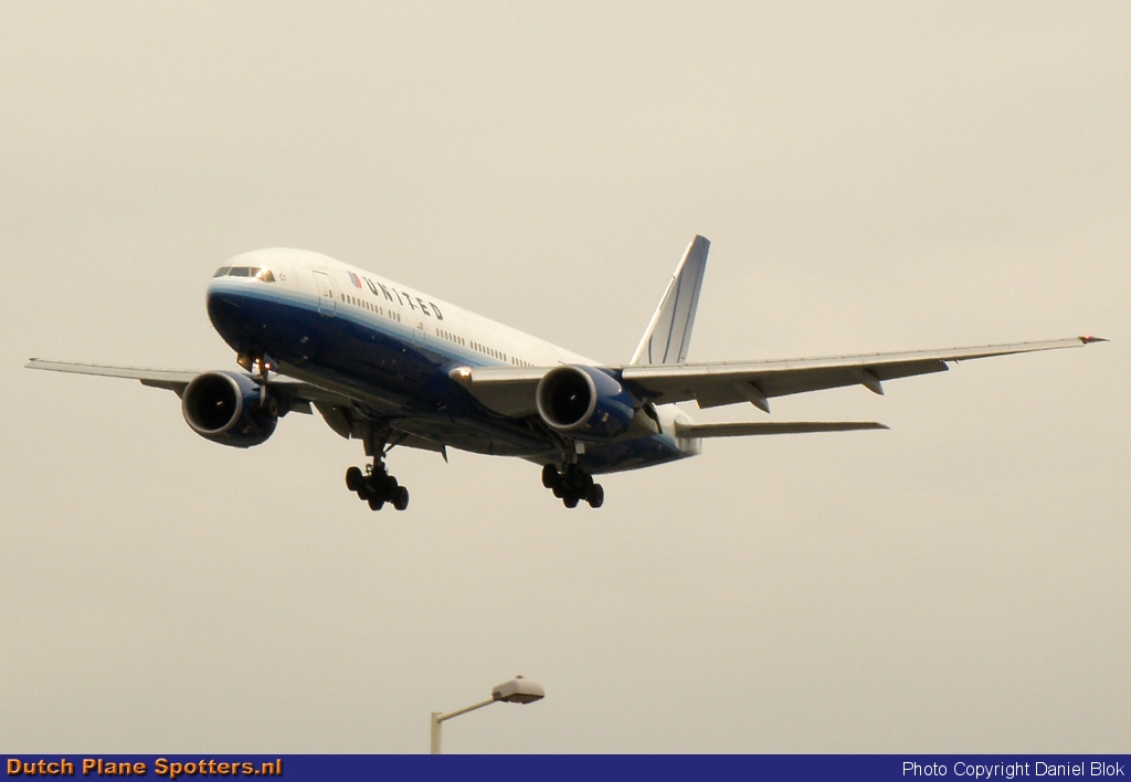 N219UA Boeing 777-200 United Airlines by Daniel Blok