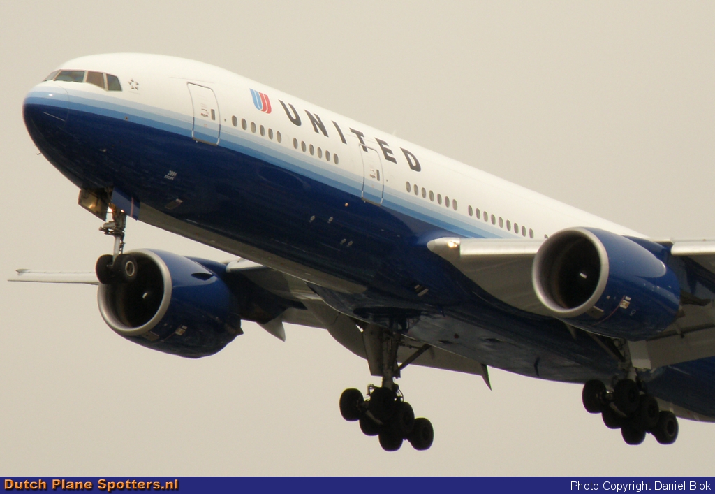 N794UA Boeing 777-200 United Airlines by Daniel Blok