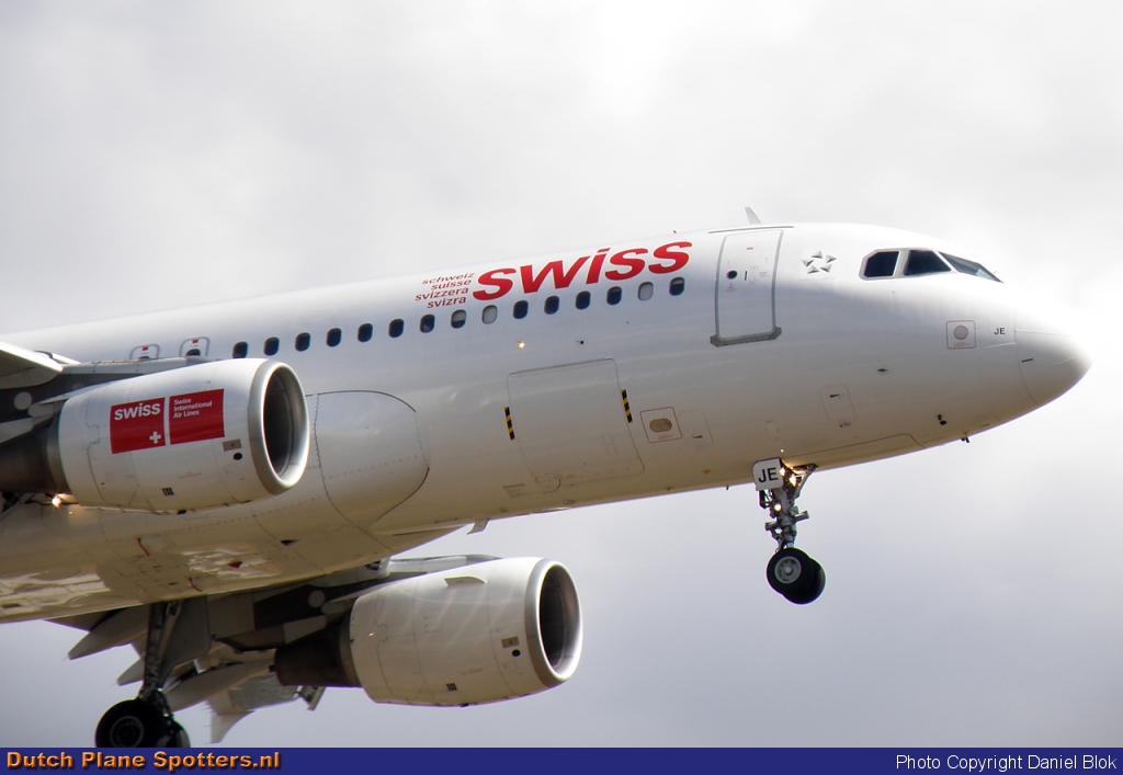 HB-IJE Airbus A320 Swiss International Air Lines by Daniel Blok