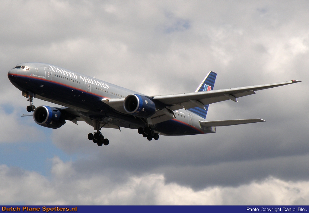 N774UA Boeing 777-200 United Airlines by Daniel Blok
