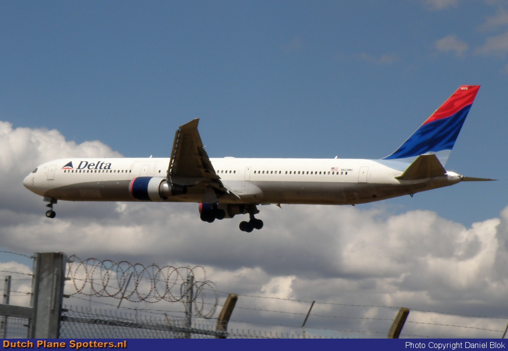 N829MH Boeing 767-400 Delta Airlines by Daniel Blok